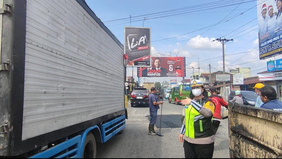 Tindak Lanjuti Hasil Rakor, Kasat Lantas Polres Pematangsiantar Laksanakan Pengamanan Penambalan Jalan Berlubang