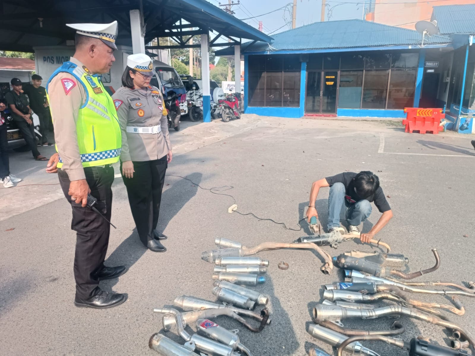 Kasat Lantas Polres Pematangsiantar Musnahkan 30 Knalpot Brong Tidak Sesuai Spesifikasi