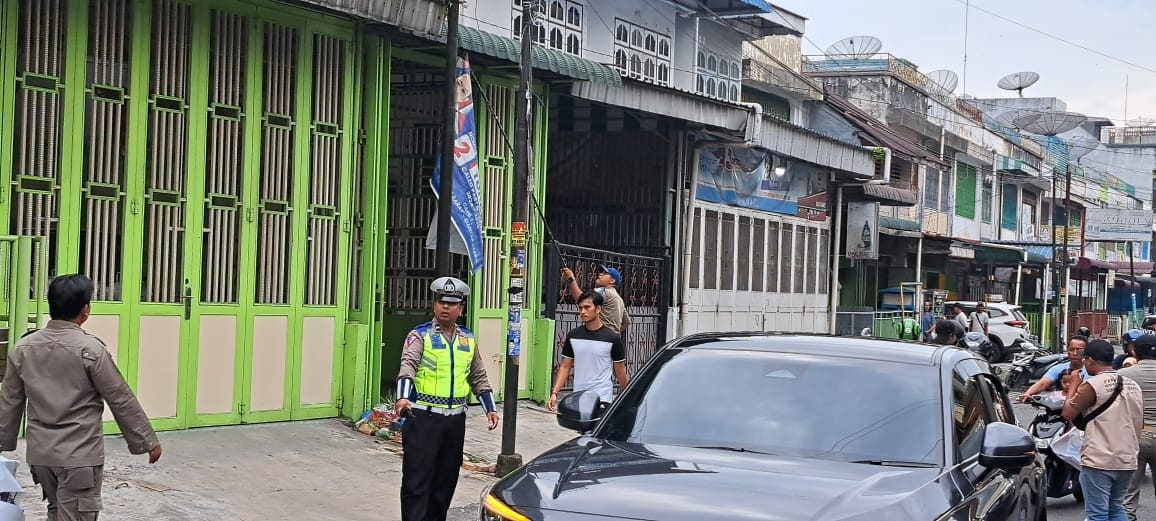 Hari Pertama Masa Tenang, Polres Pematangsiantar Amankan Kegiatan Pembersihaan Alat Peraga Kampanye (APK)