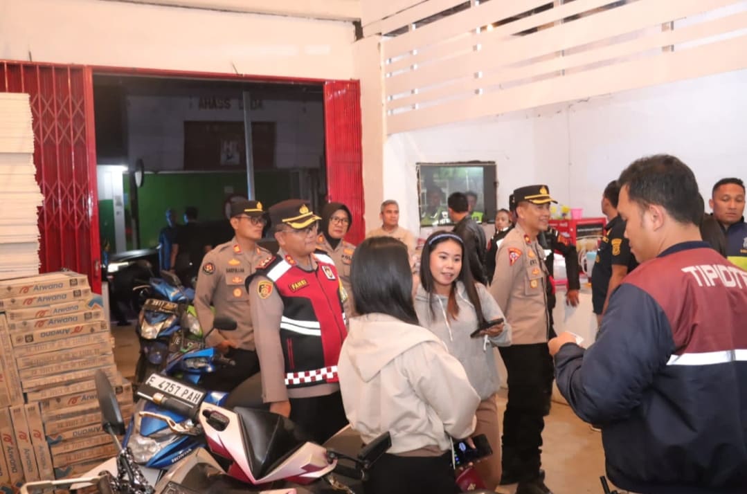 Kapolres Indramayu Pimpin Patroli Skala Besar, Sita Minuman Keras di Tempat Hiburan Malam