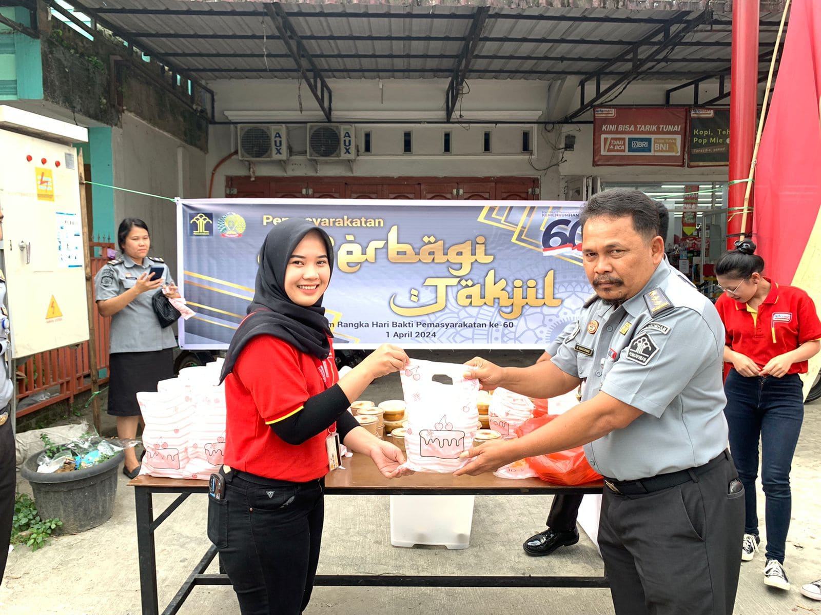Lembaga Pemasyarakatan (Lapas) Narkotika Kelas IIA PematangSiantar/Pematang Raya- Berbagi Takjil Kemasyrakat