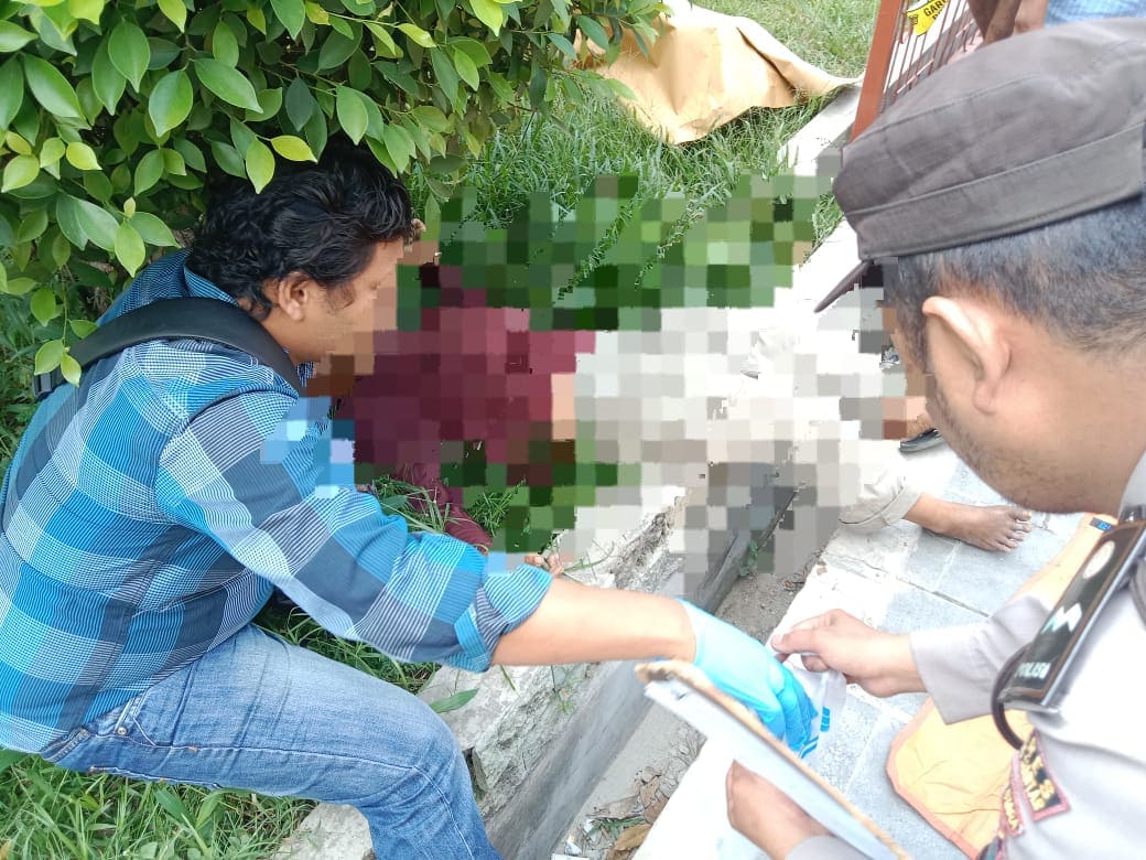 Buruh Harian Lepas Ditemukan Meninggal Di Depan Perpustakaan, Polsek Siantar Barat Bantu Evakuasi