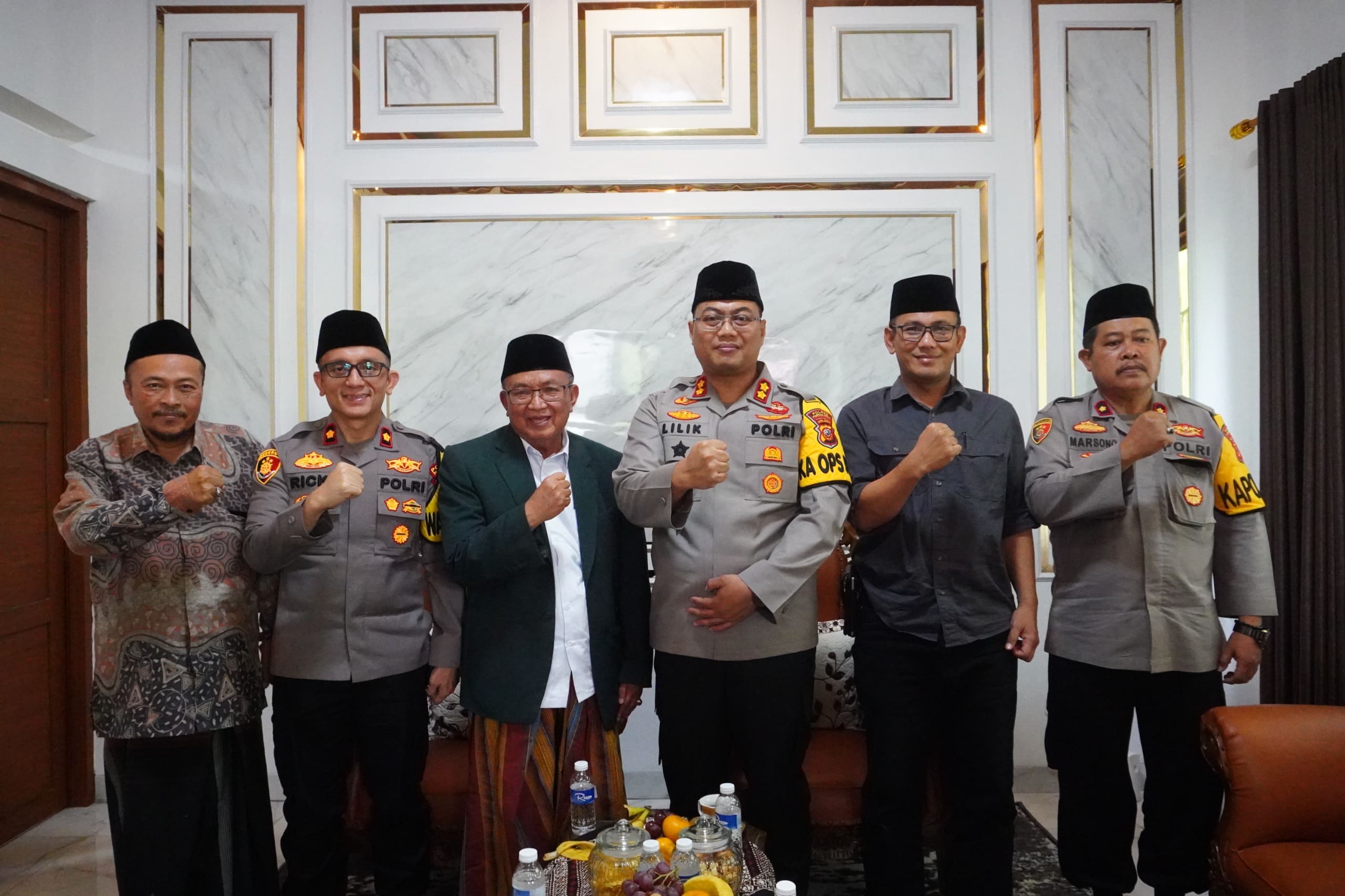 Jalin Silaturahmi, Kapolres Purwakarta Kunjungi KH Abun Bunyamin