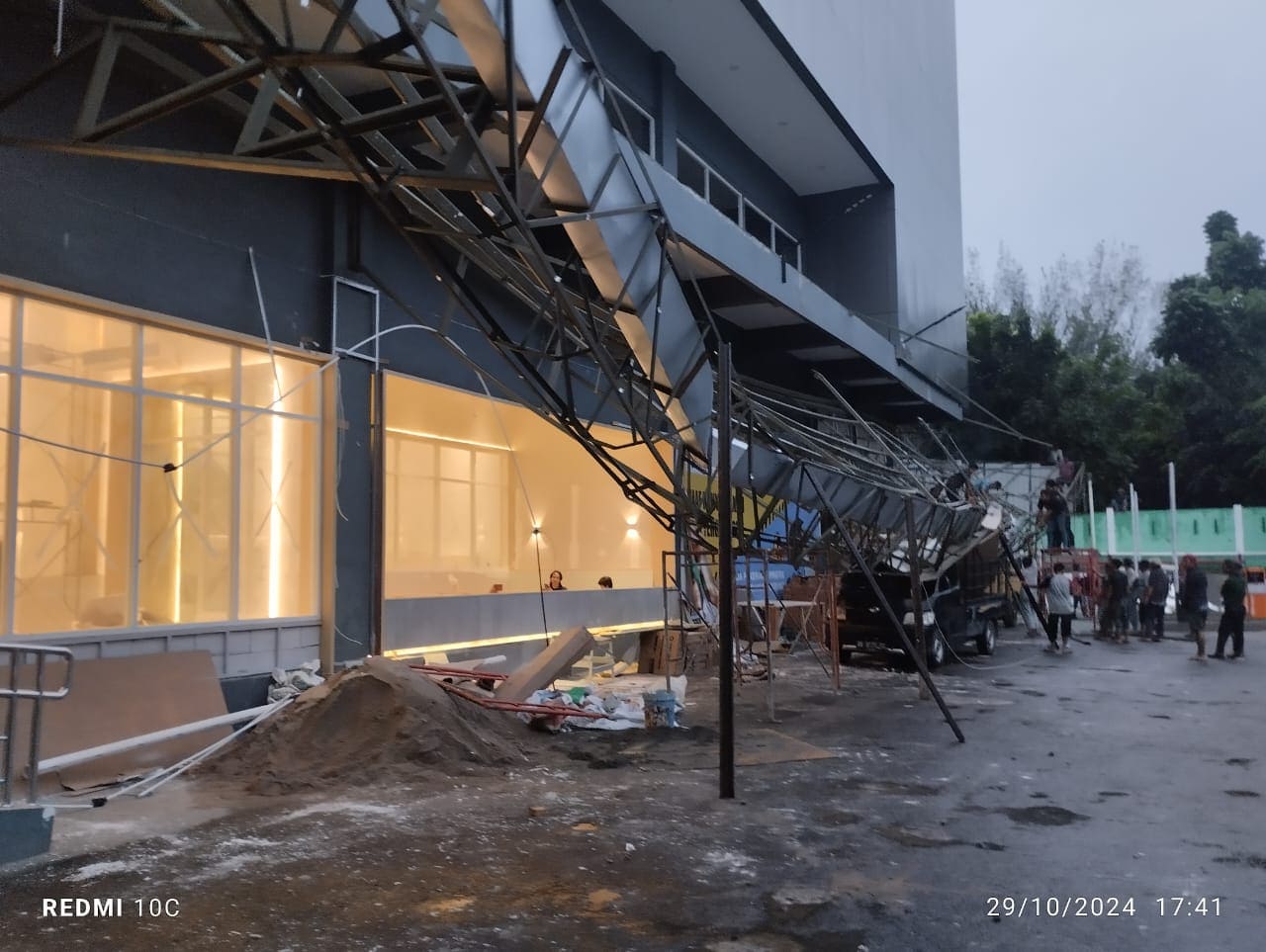 Ambruknya Kanopi Suzuya Merdeka Mall Siantar “Diduga di Bangun Asal jadi.