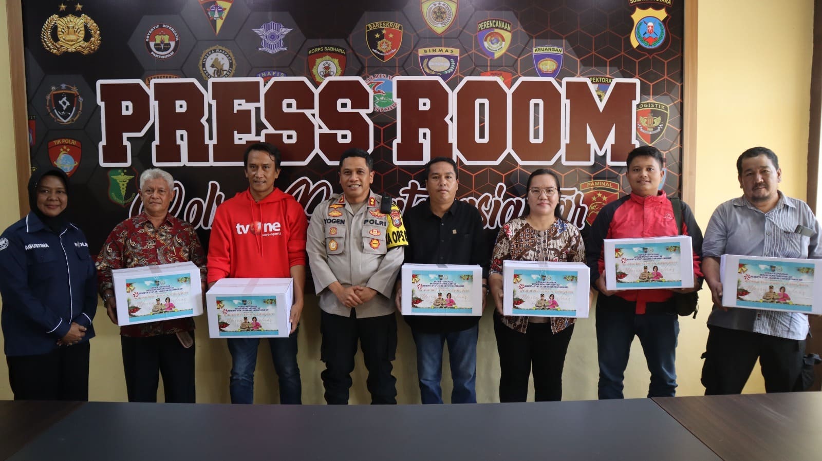 Kapolres Pematangsiantar Berikan Bingkisan kepada Wartawan Unit yang Rayakan Natal 2024 .