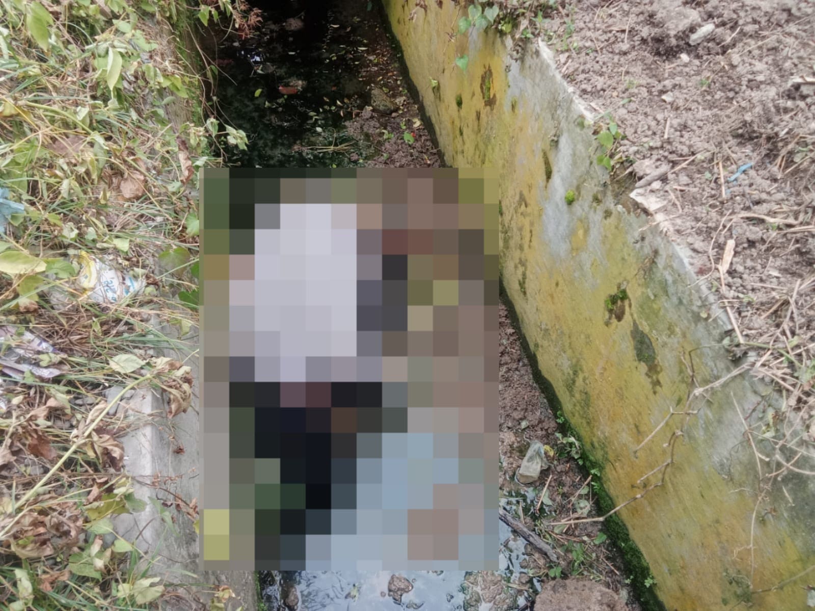 Penemuan Mayat Dalam Parit Depan SD Impres Jalan Jati, Polsek Siantar Utara Olah TKP