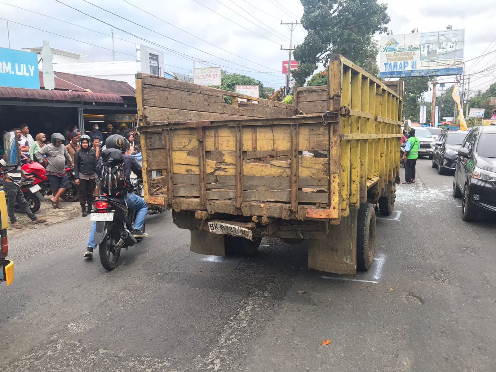 Seorang Pengendara Sepeda Motor Tewas di Tempat Akibat Terjepit Badan Truk