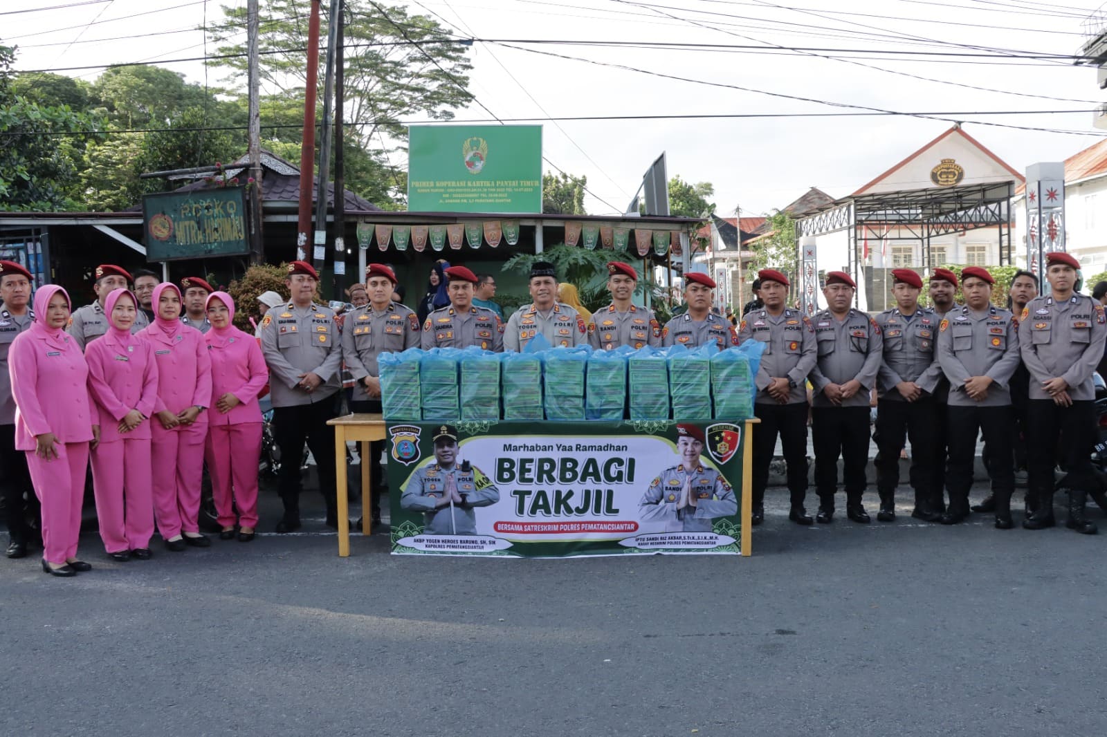 Jelang Buka Puasa Kapolres Pematangsiantar Bagikan 100 paket Takjil kepada Masyarakat