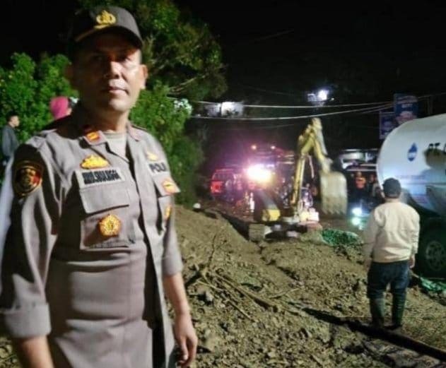 Pasca Banjir dan Longsor Personel Polres Simalungun Berjibaku Evakuasi Material longsor