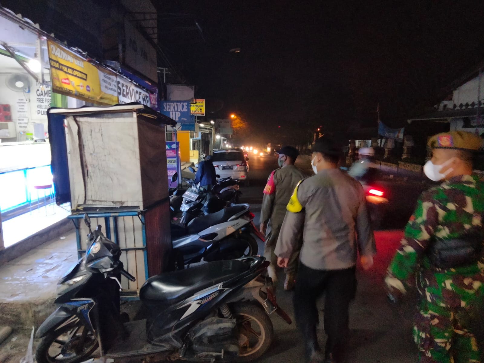 Bersama TNI dan Satpolpp, Polsek Darangdan Razia Pelajar Saat Pemberlakuan Jam Malam