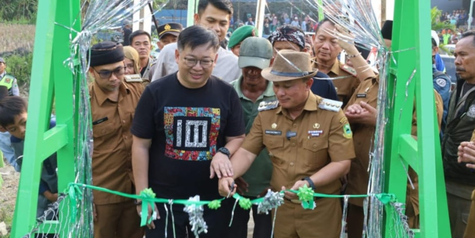 Dulu Menyusuri Derasnya Sungai, Kini Warga Cipedes-Cipakem Nikmati Jembatan Gantung