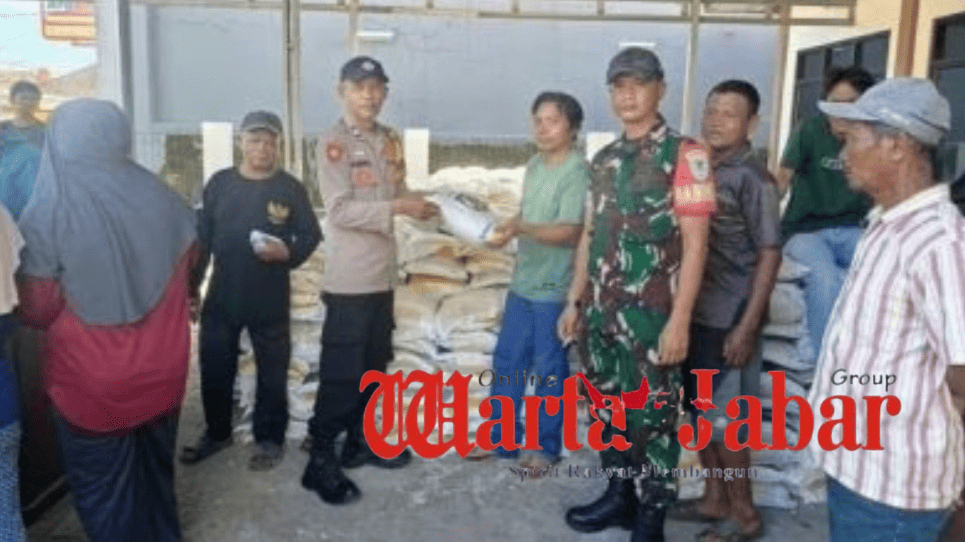 Polres Subang Kawal Bantuan Beras di Cibogo