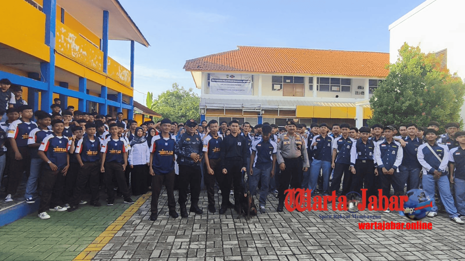 Polres Purwakarta Kenalkan Anjing Pelacak ke Siswa SMK”