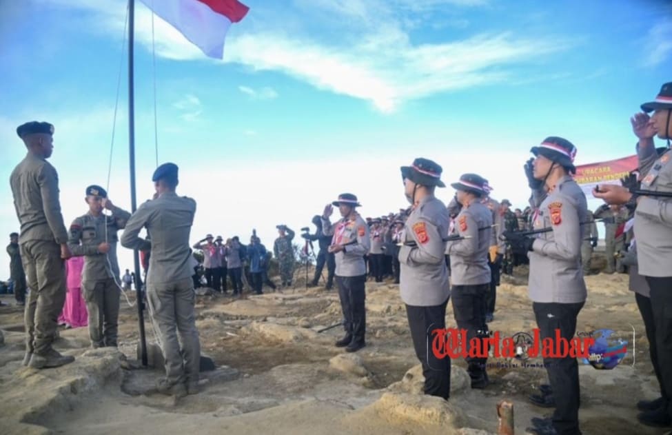 Semangat 80 Tahun RI, Kapolres Purwakarta Ikuti Upacara di Puncak Ciremai