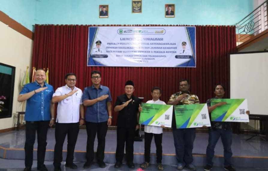 Lindungi 3.247 Pekerja Rentan, Bupati Kuningan Serahkan Kartu BPJS Ketenagakerjaan
