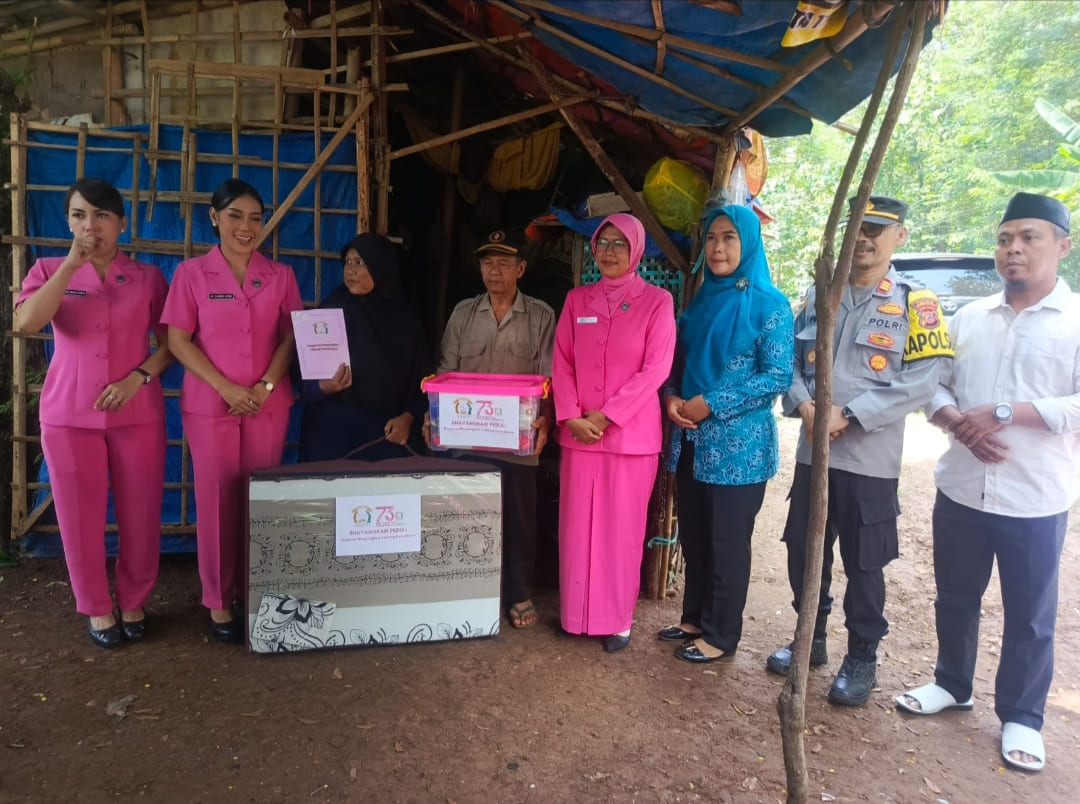 Bhayangkari Purwakarta Salurkan Bantuan Sembako ke Warga Kurang Mampu