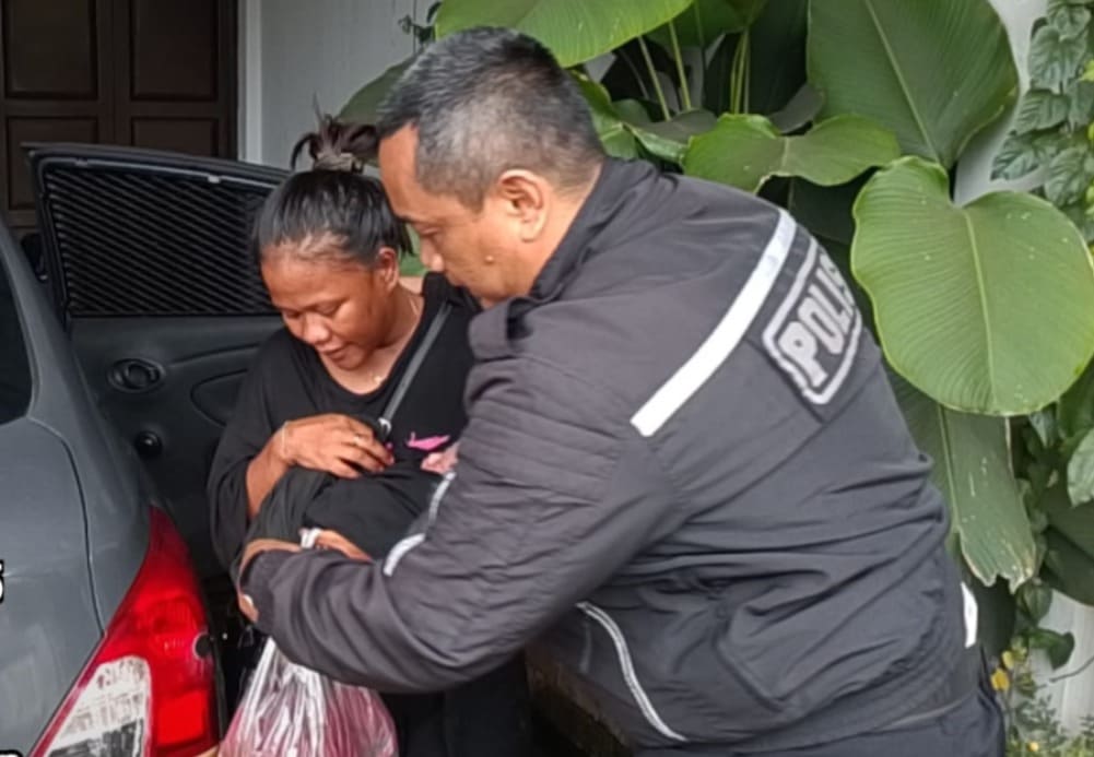 Personel Pos Yan KM 97 B Bantu Persalinan Darurat di Tol Cipularang