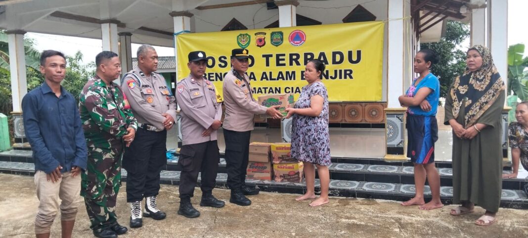 Polres Subang Salurkan Bantuan Logistik dan Lakukan Pendataan Dampak Banjir Sungai Ciasem