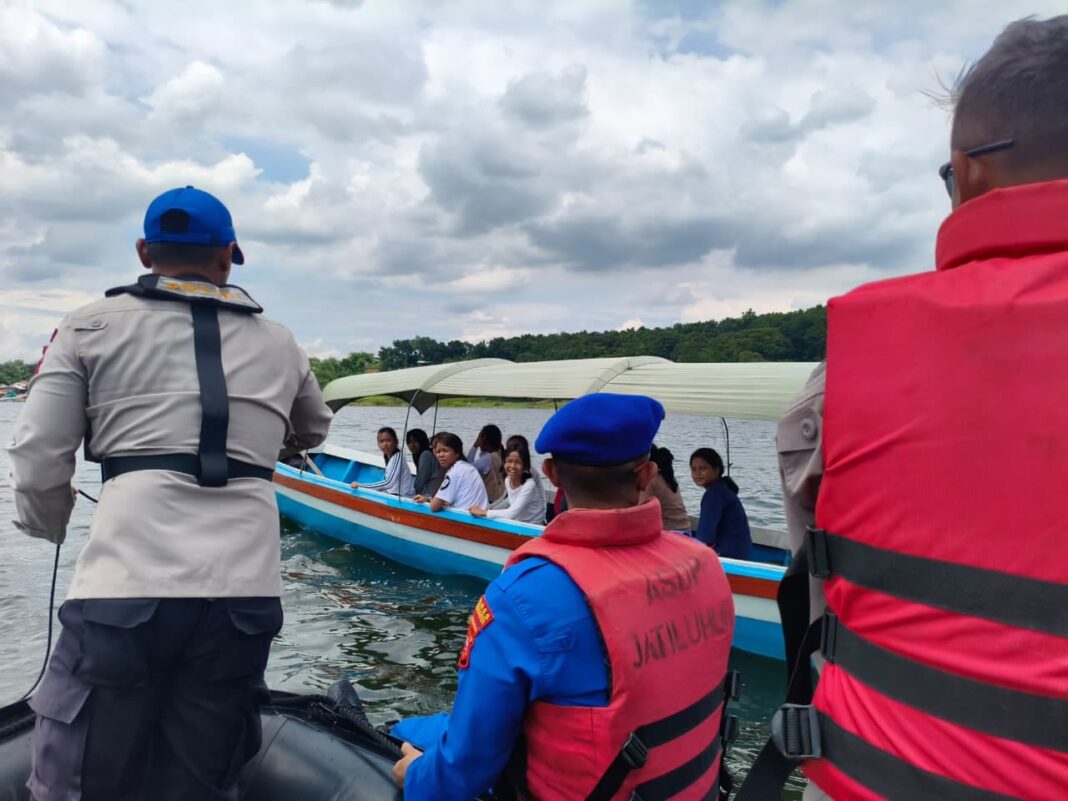 Polres Purwakarta Laksanakan Imbauan Keselamatan di Wisata Perairan Jatiluhur Selama Libur Nataru