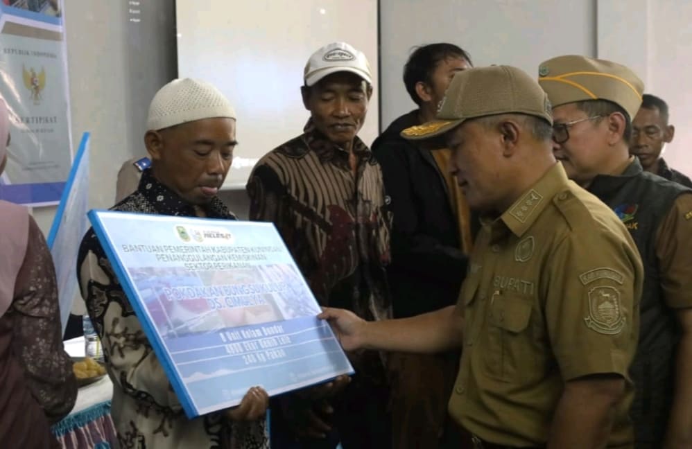 Bupati Kuningan Dorong Kemandirian Warga melalui Bantuan Perikanan, Peternakan, dan Sertifikat Lahan