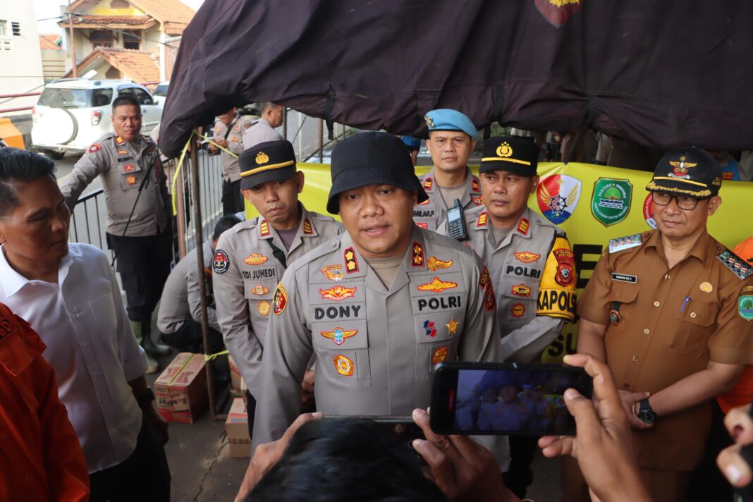 Kapolres Subang Bersama Forkopimda Salurkan 2.000 Paket Bantuan untuk Korban Banjir Pamanukan