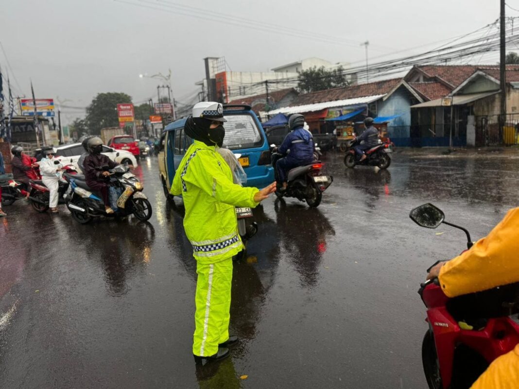 Hujan Tak Surutkan Semangat, Satlantas Polres Purwakarta Tetap Siaga Atur Lalu Lintas