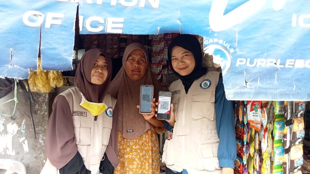 Mahasiswa KKN Unsika 2026 Digitalisasi 20 UMKM Desa Sukajadi Lewat Penerapan QRIS