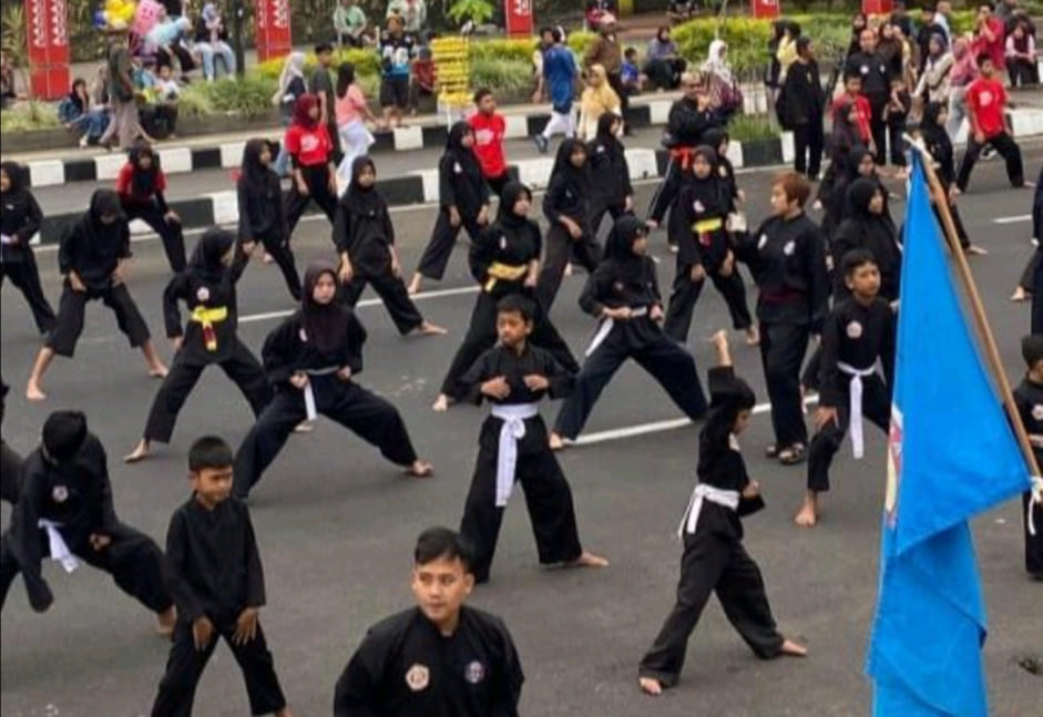 Ratusan Pesilat Bima Suci Meriahkan CFD Kuningan di Milad ke-53
