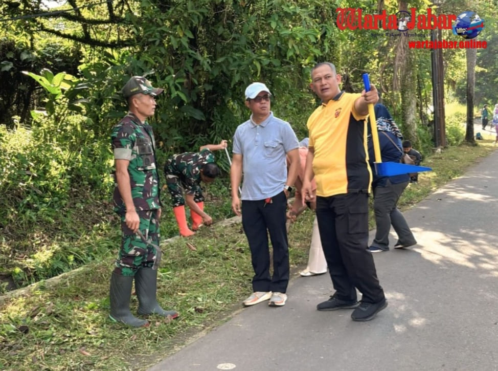 Polsek Purwakarta Kota dan Warga Bersihkan Aspol Tegalsari dalam Korve Serentak Polda Jabar