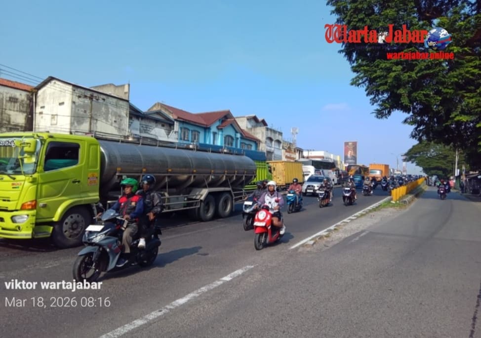 Macet Hingga Berjam-jam, Kendaraan Tak Bergerak di Akses Flyover Cikampek