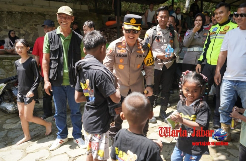 Hangat dan Humanis, Kapolres Purwakarta Bagikan Makanan untuk Anak-anak di Taman Batu