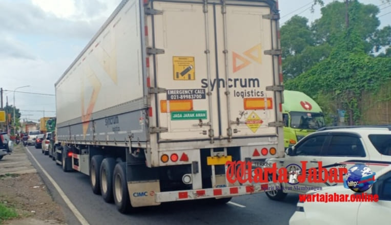 Arus Karawang ke Cikalong Tersendat di Simpang Jomin