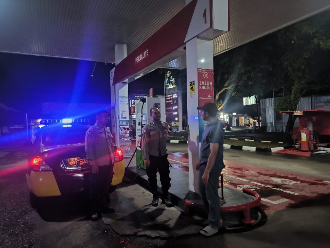 Patroli Malam Polsek Plered, Polisi Edukasi Warga dan Antisipasi Kejahatan