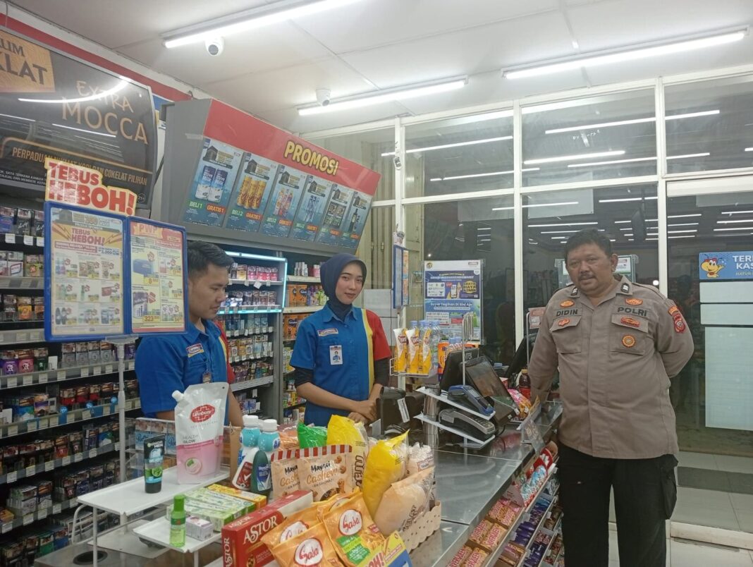 Sambang Malam Bhabinkamtibmas, Polsek Pasawahan Perkuat Keamanan Pertokoan dan Cegah Kejahatan C3