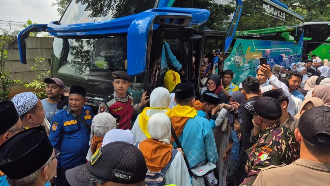 Sat Samapta Polres Purwakarta Sigap dan Humanis Amankan Pemberangkatan Jemaah Haji Kloter 12