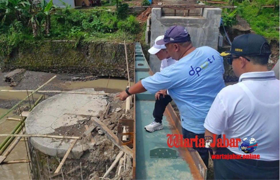 Banjir Sungai Cijemit Seret Material Jembatan, Bupati Kuningan Minta Akses Segera Dipulihkan