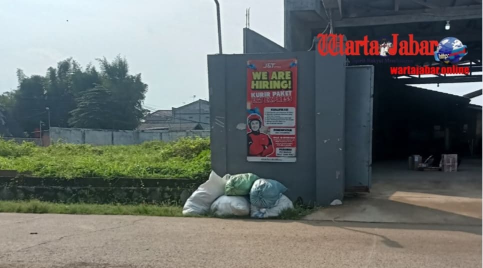 “Gunung Sampah di Depan Redaksi: Ketika Aturan Hanya Jadi Pajangan dan Lingkungan Jadi Korban”