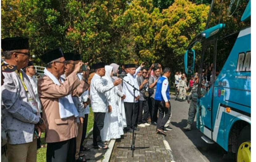 445 Jemaah Calon Haji Kuningan Dilepas, Bupati Dian Ingatkan Jaga Niat dan Kekompakan