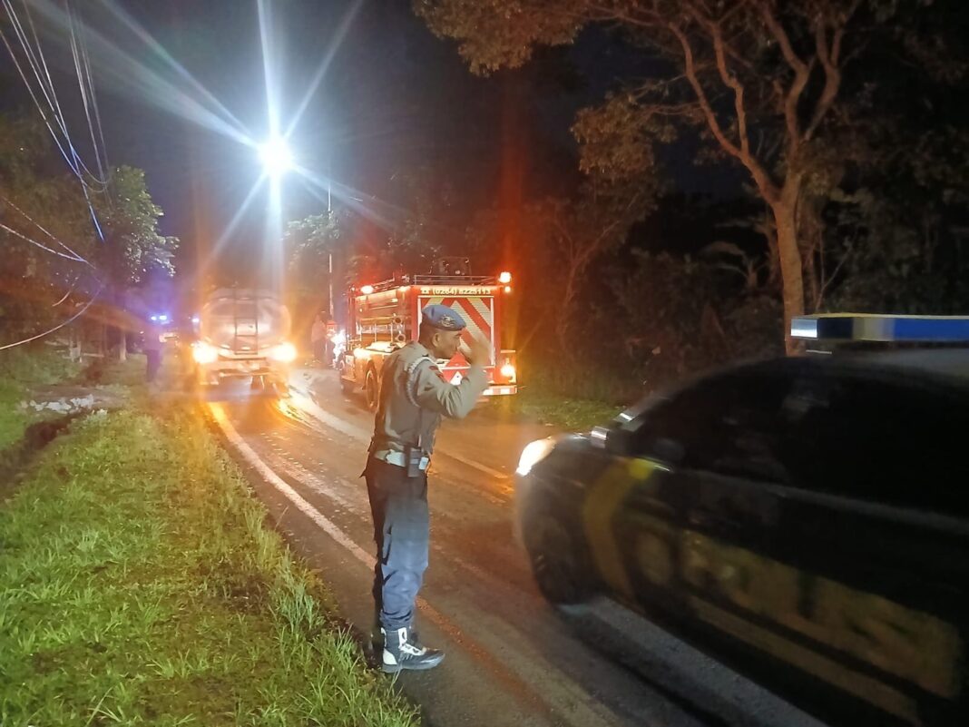 Jalan Licin Akibat Tanah Tumpah di Wanayasa, Polres Purwakarta Sigap Evakuasi Korban dan Bersihkan TKP