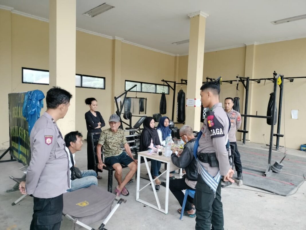Polsek Sukasari Sigap Tangani Lakalantas di Kutamanah, Korban Langsung Dievakuasi