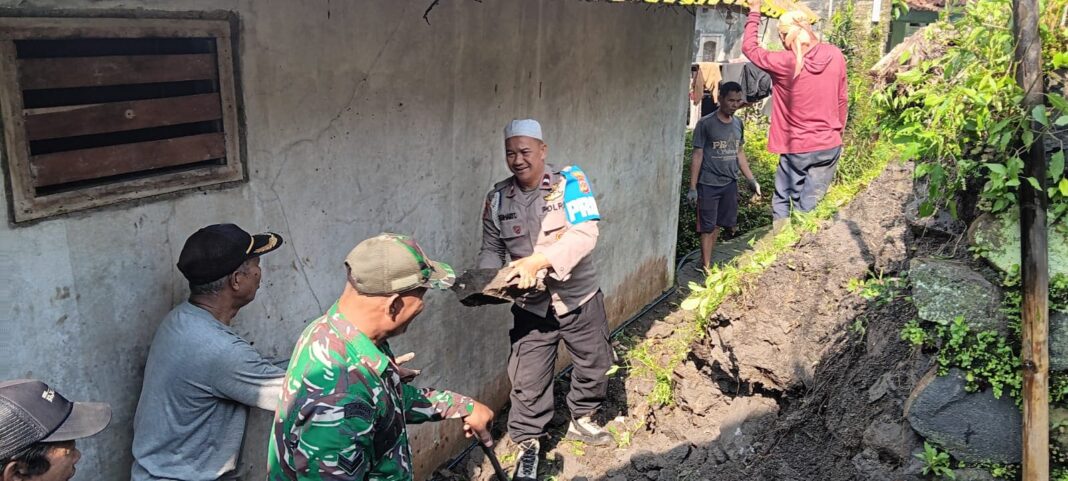 TNI-Polri dan Warga Kompak Gotong Royong Bangun Pondasi dan Mitigasi Lingkungan di Desa Ciherang