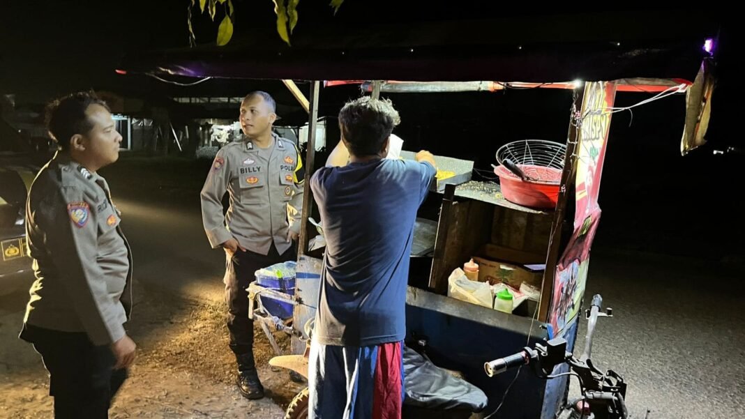 Polsek Plered Imbau Pedagang Malam Tingkatkan Kewaspadaan dan Jaga Ketertiban Lingkungan