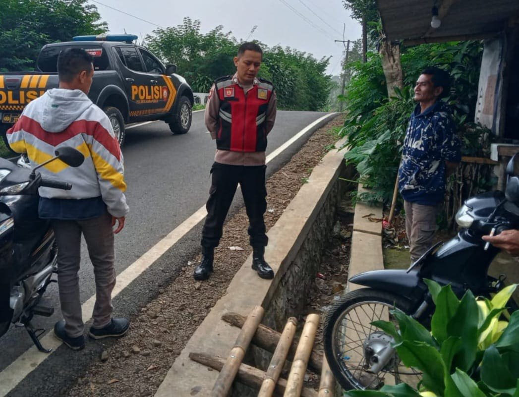 Dekat dengan Warga, Bhabinkamtibmas Desa Gardu Edukasi Masyarakat Waspada Begal dan Hoaks