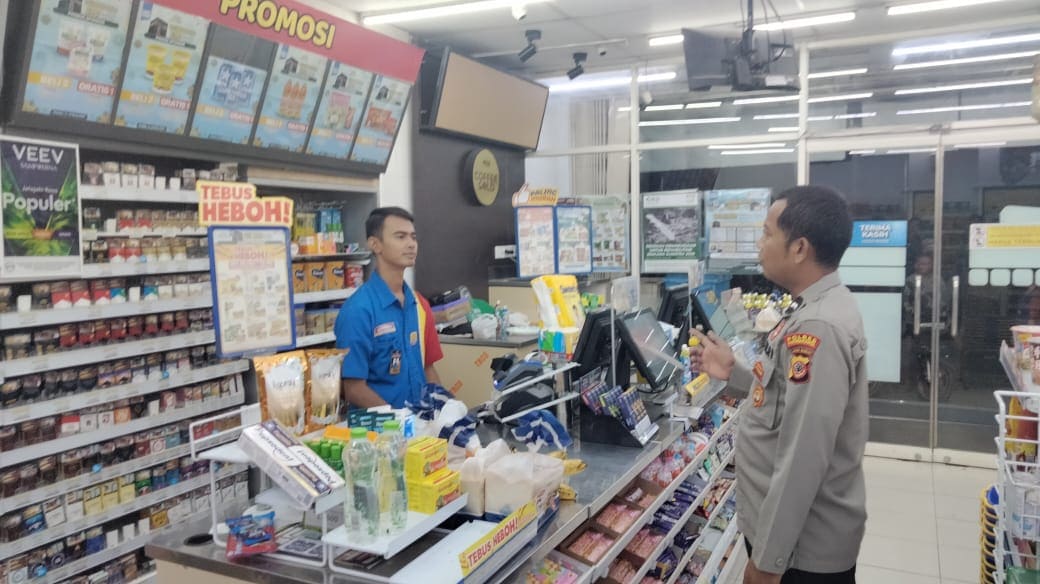 Patroli Malam Polsek Plered Intensif, Polisi Sambangi Indomaret dan SPBU Antisipasi Kejahatan Jalanan