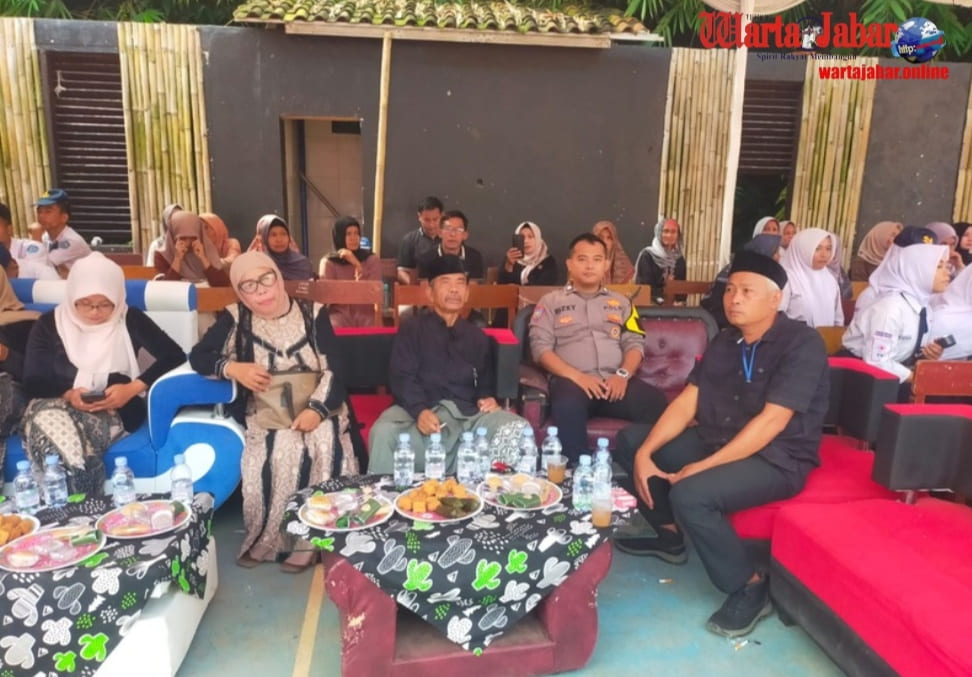 Bhabinkamtibmas Polsek Plered Hadiri Perpisahan Siswa SMPN Satap 1 Linggarsari, Ajak Pelajar Raih Cita-Cita dan Bijak Bermedia Sosial
