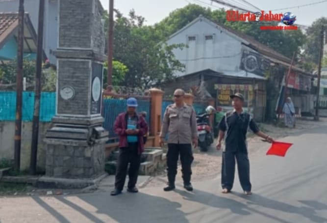 Patroli Siang Polsek Pasawahan di Pertigaan Cihideung, Warga Diimbau Tertib Berlalu Lintas