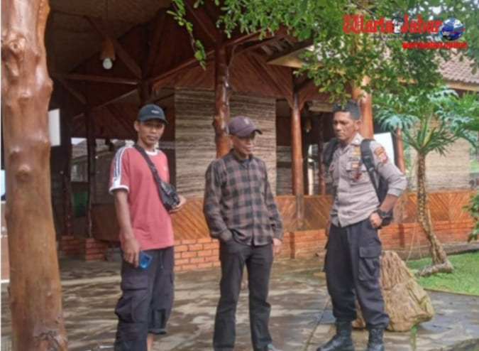 Bhabinkamtibmas Polsek Kiarapedes Sambangi Saung Hibar Hillside, Ingatkan Pengelola Tingkatkan Keamanan Wisatawan