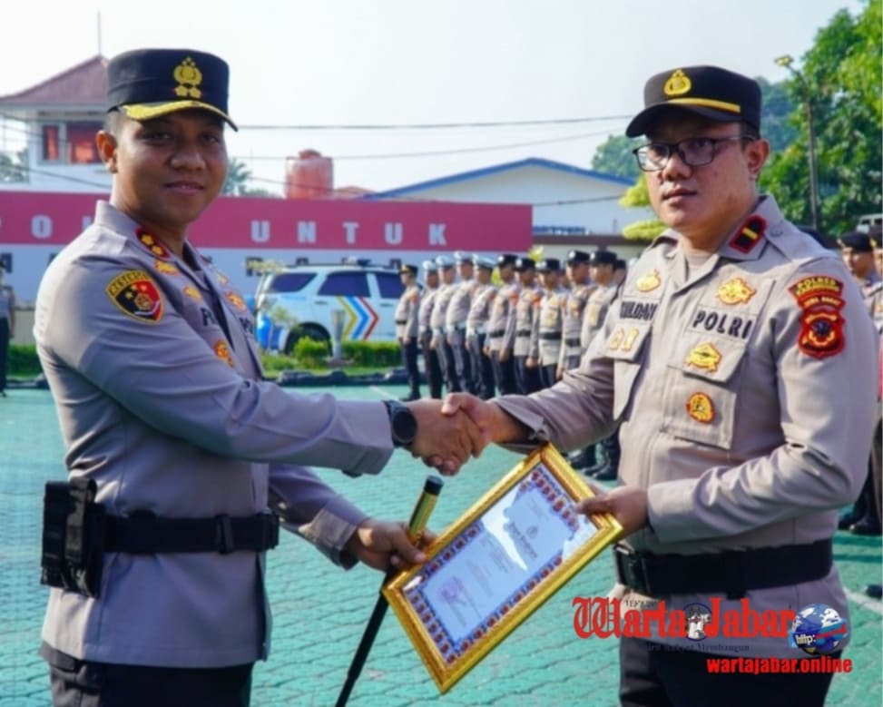 Kapolres Karawang Pimpin Upacara Kenaikan Pangkat Pengabdian dan Beri Penghargaan kepada 15 Personel Berprestasi