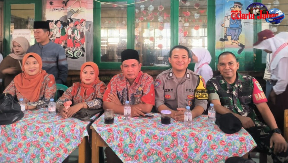 Hadiri Pelepasan Siswa SDN 1 Citekokaler, Polsek Plered Wujudkan Kepedulian Polri terhadap Dunia Pendidikan