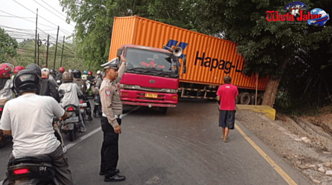 Kontainer Melintang di Jembatan Ciherang, Polsek Campaka Bergerak Cepat Pulihkan Arus Lalu Lintas
